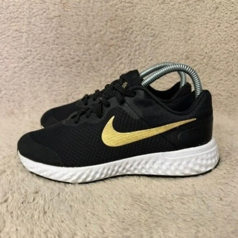 Nike Revolution 5 Kids Running Shoes Black Metallic Gold DN8207-002 Size 4.5Y